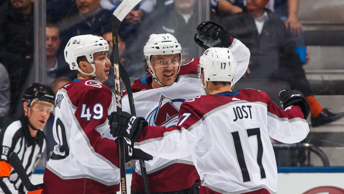 Décima vitória seguida do Avalanche e tudo o que rolou na segunda-feira