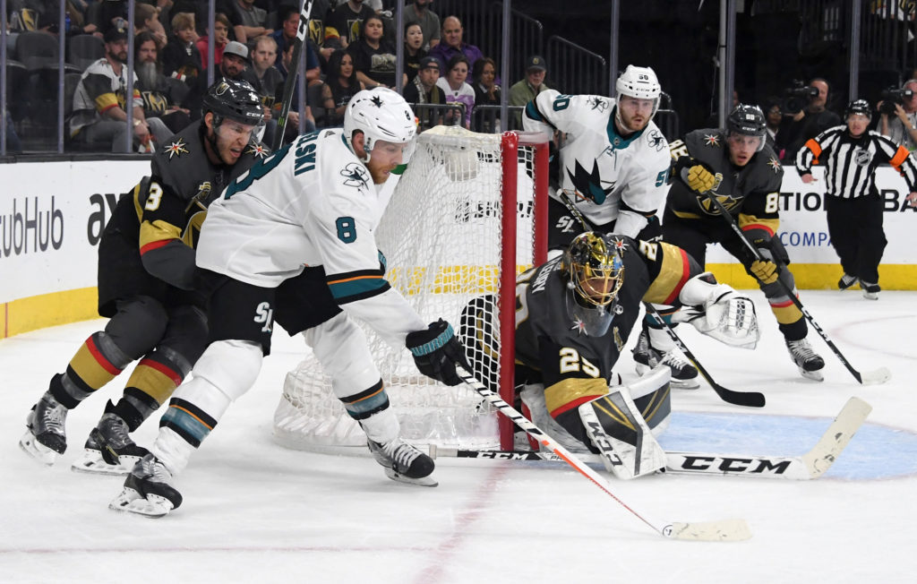 Bruins vencem o primeiro jogo e Sharks empatam a série.