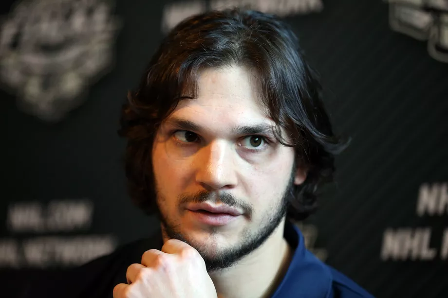 Ex-jogador da NHL Dan Carcillo luta por melhor proteção contra concussões, educação para jogadores
