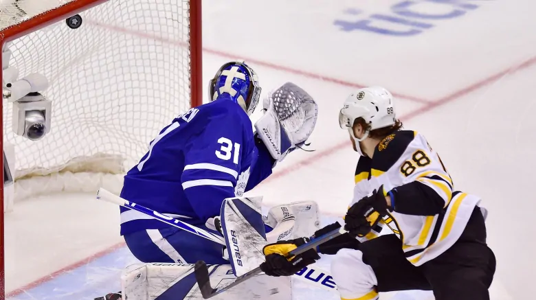 Bruins resistem em Toronto