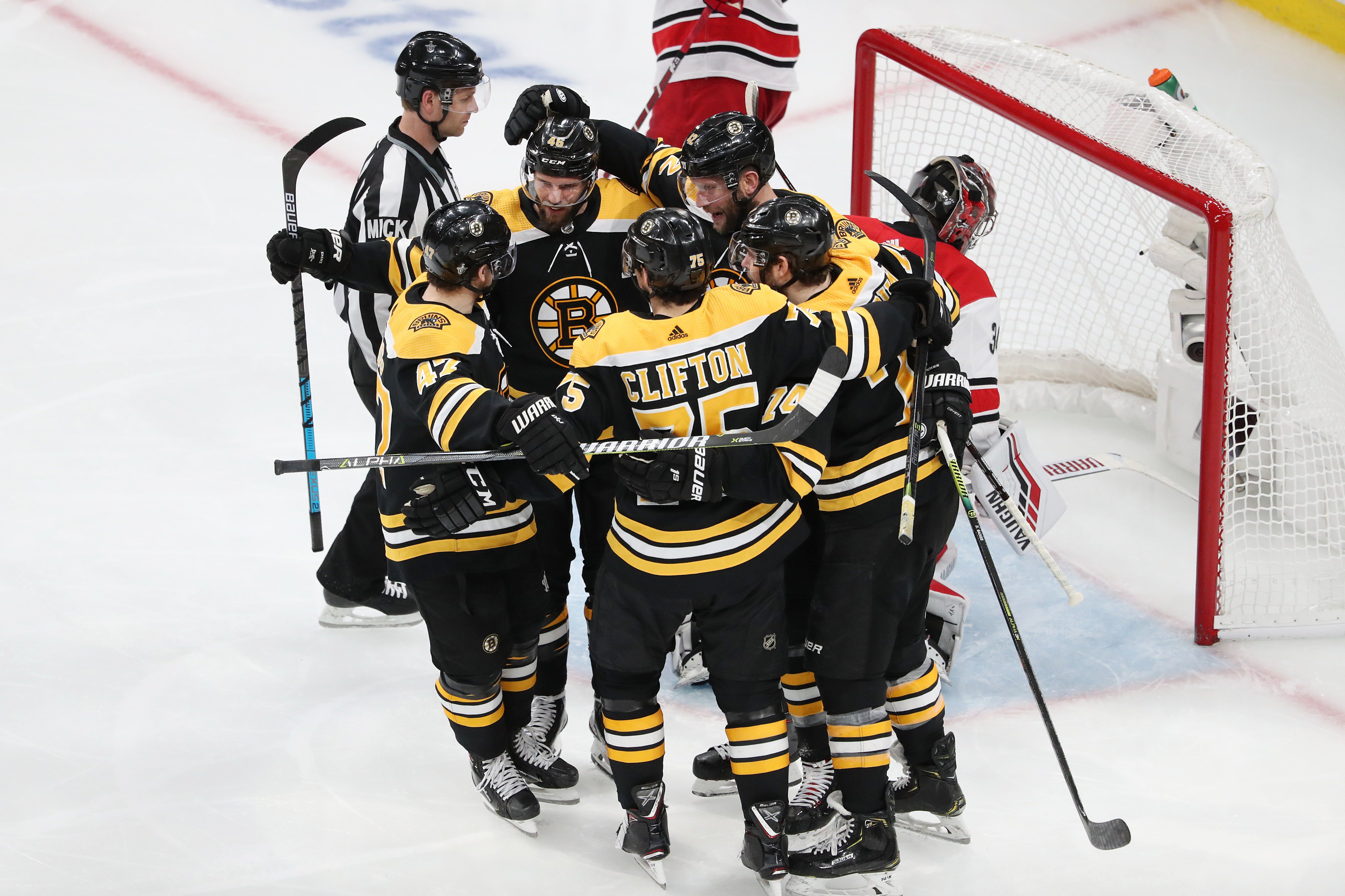 Boston ganha e aumenta vantagem na série