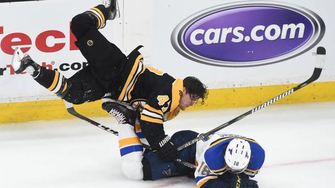 49 anos depois, Boston voa contra Blues e leva Jogo 1