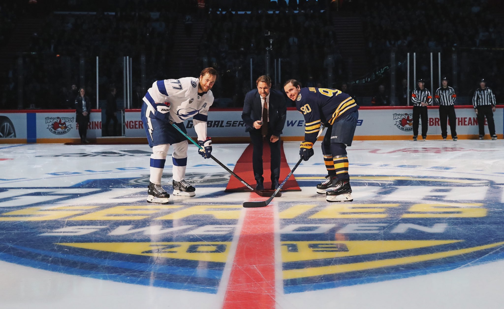 Victor Hedman e Marcus Johansson na cerimônia do drop the puck na Global Series