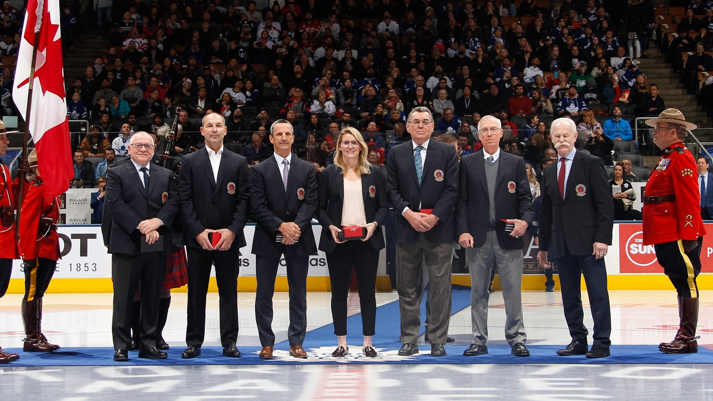 Jim Rutherford, Sergei Zubov, Guy Carbonneau, Hayley Wickenheiser, Vaclav Nedomanskey, Jerry York e Lanny McDonald.