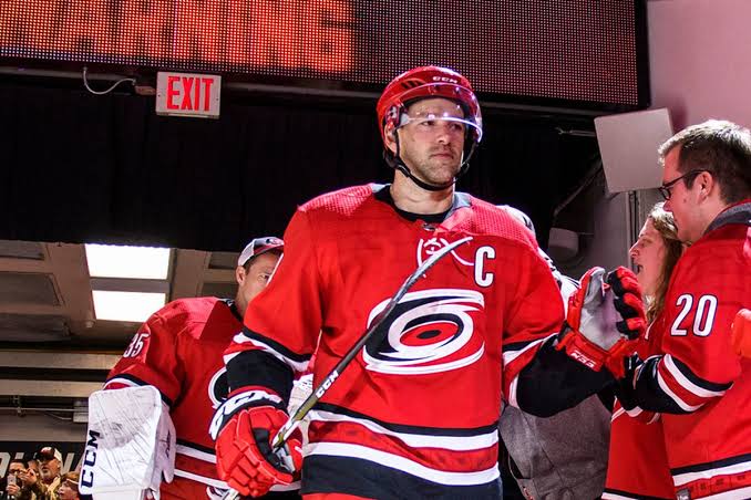 A volta dos que não foram: Justin Williams assina com Hurricanes