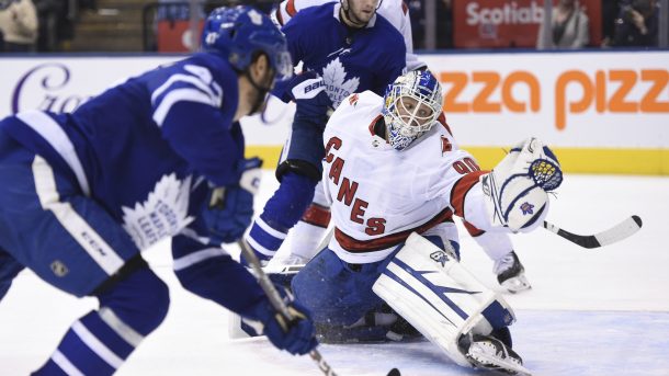 Dave Ayres estreia aos 42 anos na NHL pelos Canes