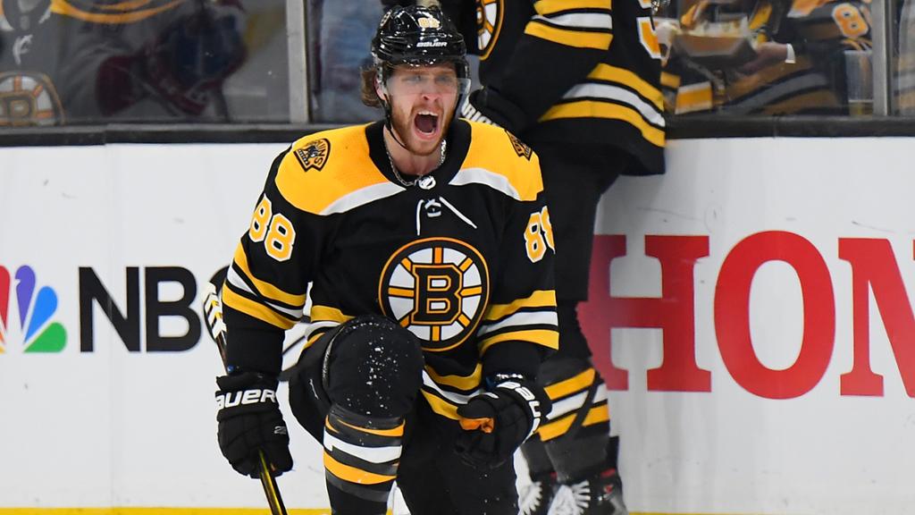 David Pastrnak marca um hat trick e chega à marca de 41 gols na temporada