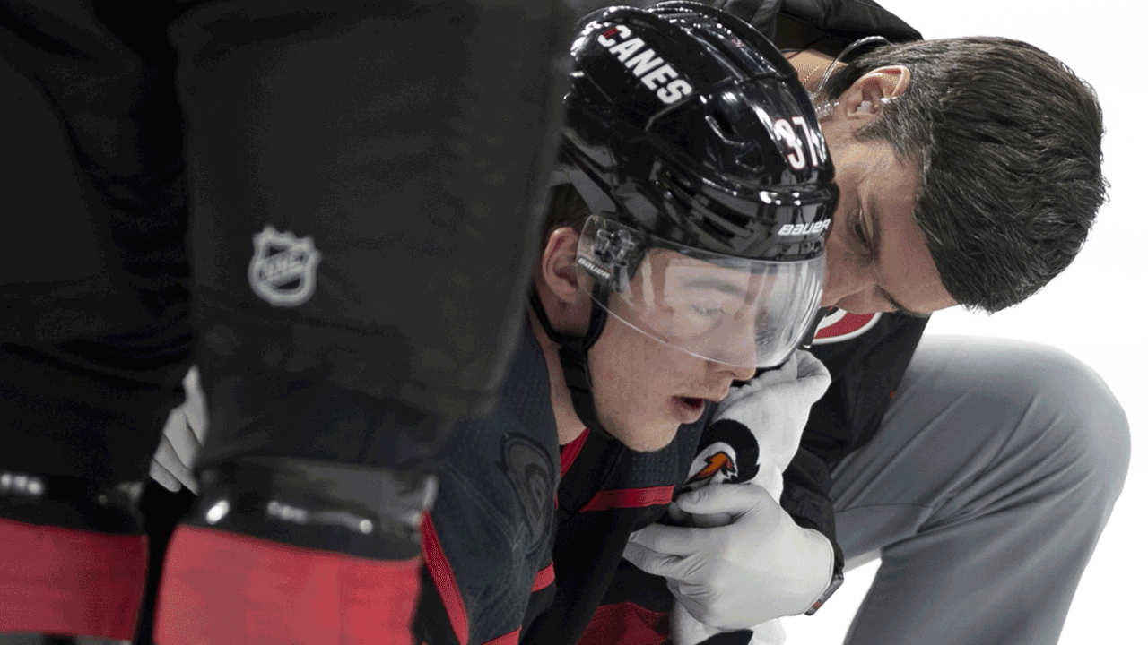 Svechnikov se lesiona no Jogo 3 contra Boston