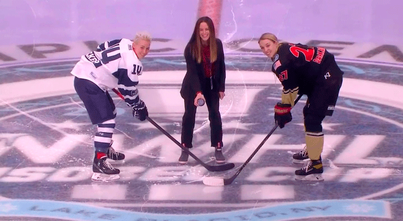 Tyler Tumminia no primeiro jogo entre o Metropolitan Riveters e Toronto Six