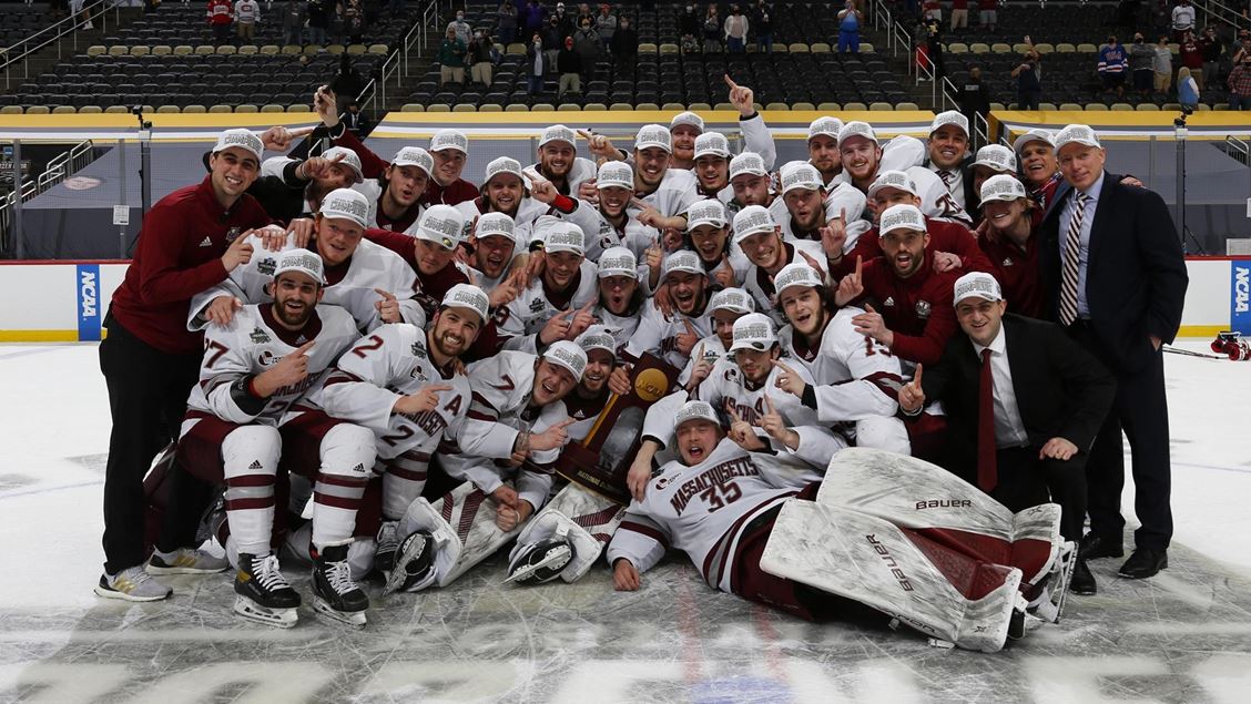 Jogadores da UMass com troféu do Frozen Four