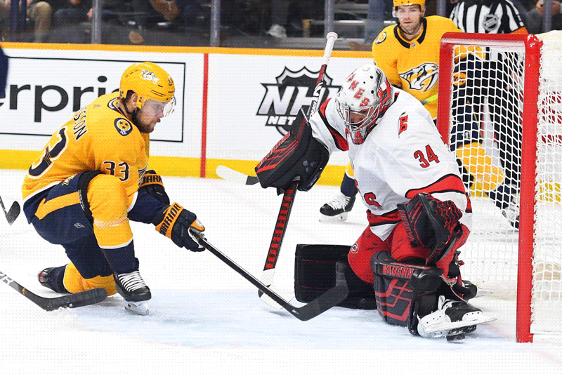 Carolina Hurricanes vence na prorrogação e retoma a liderança na série contra o Nashville Predators
