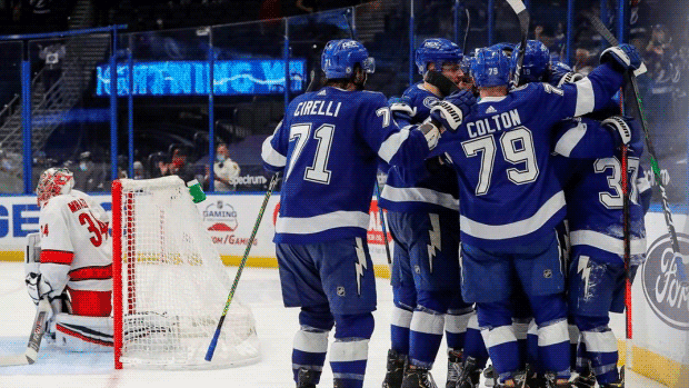 Tampa Bay Lightning a um jogo de conquistar a Divisão Central sobre Carolina Hurricanes