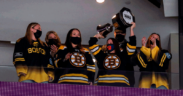 Jogadoras do Boston Pride marcam presença em jogo do Boston Bruins da NHL.