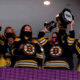 Jogadoras do Boston Pride marcam presença em jogo do Boston Bruins da NHL.